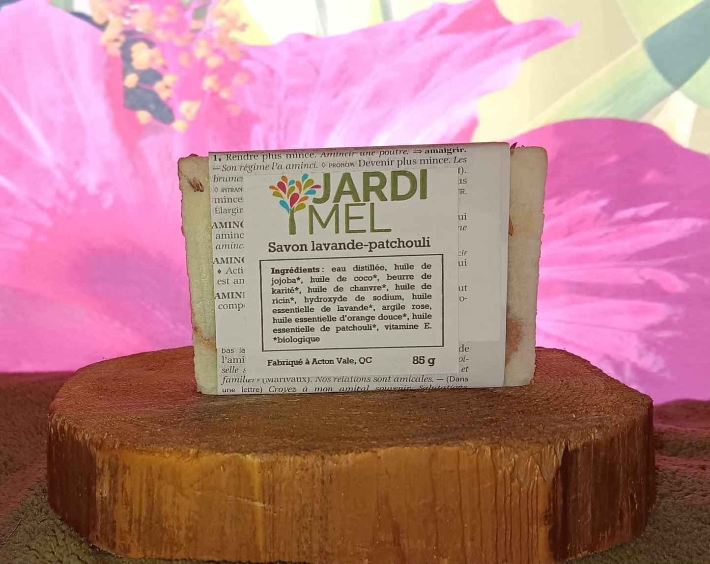 Savon artisanal "Lavande-Patchouli" de la marque Jardi Mel, pesant 85 g. Fabriqué à Acton Vale, QC, avec des ingrédients bio : huile de jojoba, huile de coco, beurre de karité, huile de chanvre, huile de ricin, hydroxyde de sodium, huiles essentielles de lavande, d'orange douce et de patchouli, argile rose, et vitamine E.