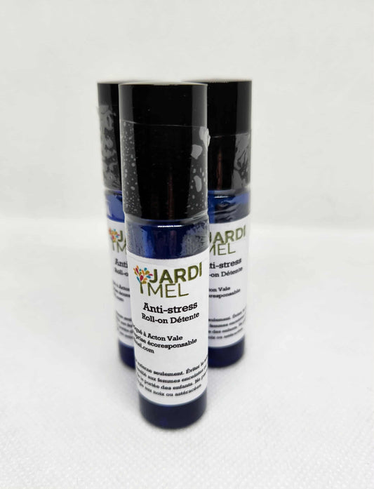 Trois flacons bleus de roll-on « Anti-stress » de la marque Jardi Mel, disposés côte à côte sur un fond blanc. Les étiquettes indiquent qu’il s’agit d’un produit naturel et écoresponsable fabriqué à Acton Vale.
