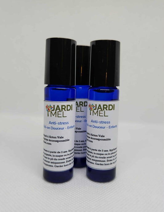 Trois flacons bleus de roll-on « Anti-stress » pour enfants de la marque Jardi Mel, disposés côte à côte sur un fond blanc. Les étiquettes indiquent qu’il s’agit d’un produit naturel et écoresponsable fabriqué à Acton Vale.