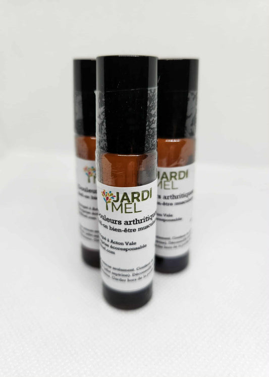 Trois flacons de roll-on « Bien-être musculaire » de la marque Jardi Mel, disposés côte à côte sur un fond blanc. Les étiquettes indiquent qu’il s’agit d’un produit naturel et écoresponsable fabriqué à Acton Vale.