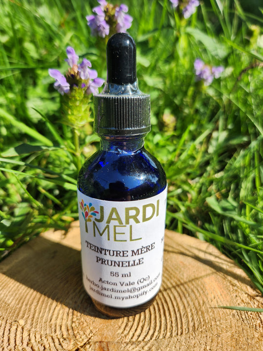 Bouteille de teinture mère de prunelle de marque Jardi Mel, entourée de fleurs de prunelle